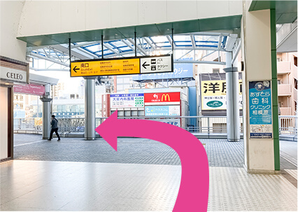 駅の改札を出ましたら南口（向かって右側）に出て左に進みます。