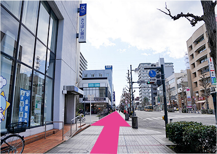 左側に見えるきらぼし銀行も通りすぎます。