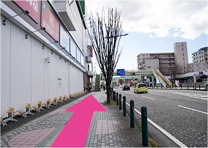左手にグッディプレイス相模原の建物が見えてきます。