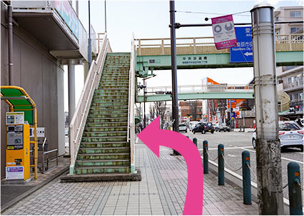 歩道橋のある交差点(清新三丁目)を左折します。